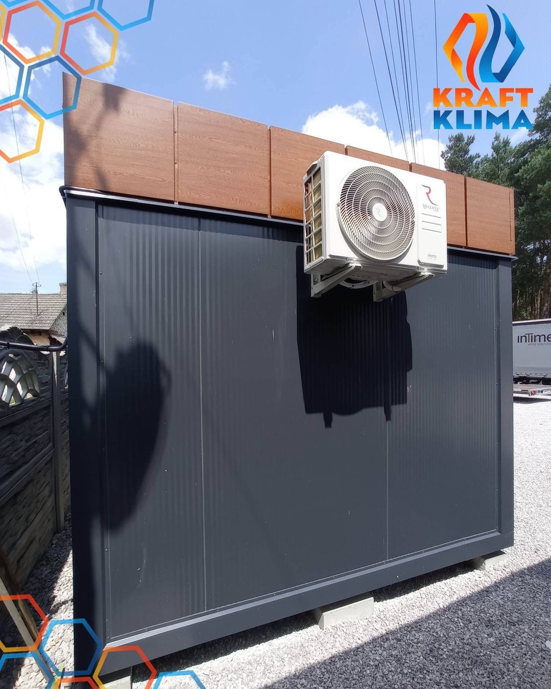 Zamontowana jednostka zewnętrzna klimatyzacji Rotenso na metalowej konstrukcji z drewnopodobnym wykończeniem, widok z dołu, na żwirowym podłożu.