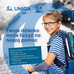 Uśmiechnięty chłopiec w okularach i z plecakiem, na tle grafiki z logo UNIQA i hasłem 'Twoje dziecko może liczyć na naszą pomoc'.