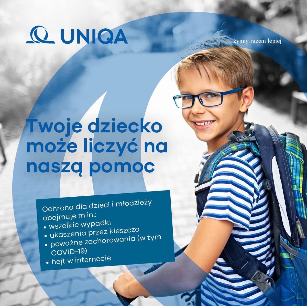 Uśmiechnięty chłopiec w okularach i z plecakiem, na tle grafiki z logo UNIQA i hasłem 'Twoje dziecko może liczyć na naszą pomoc'.