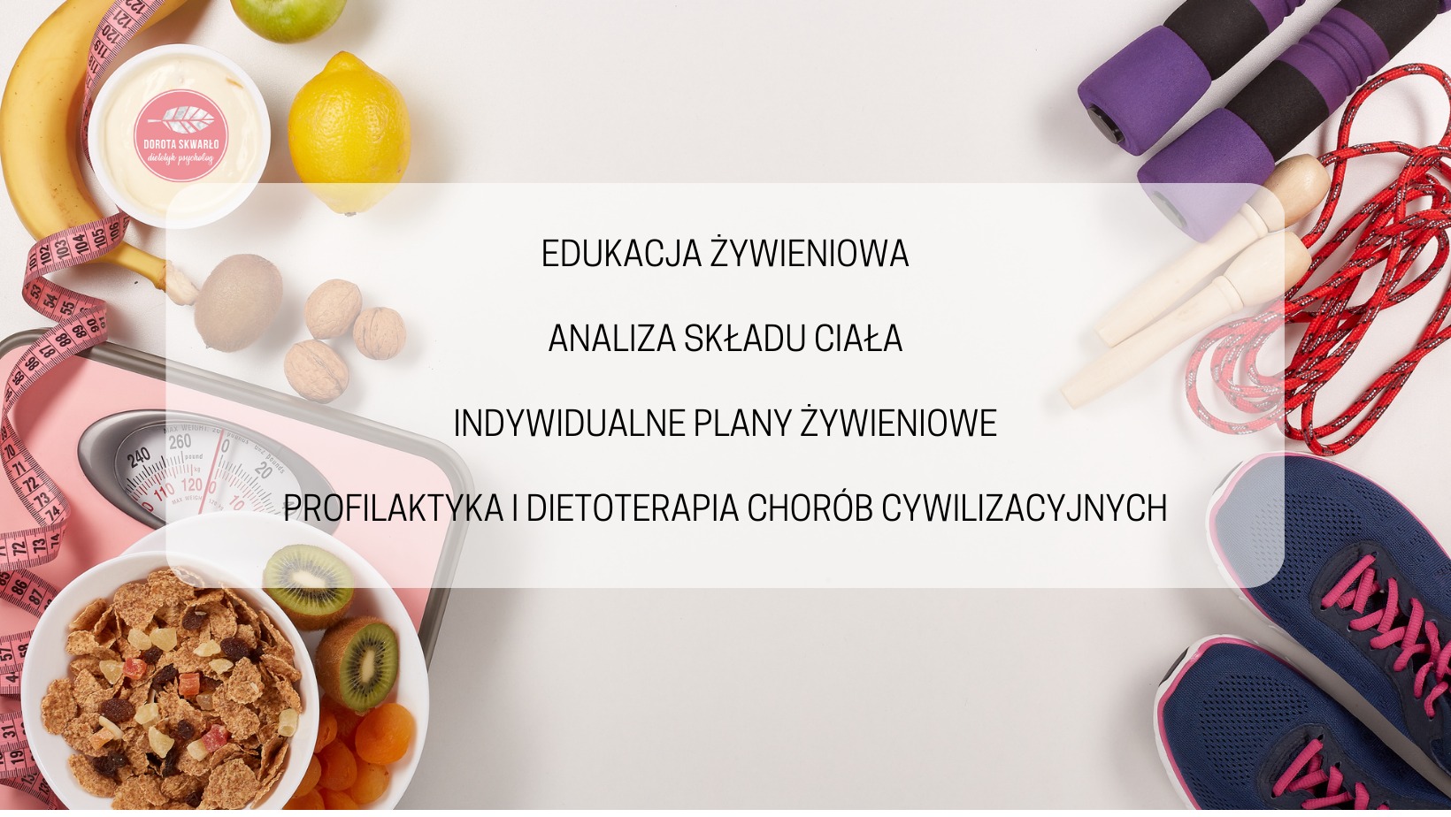 Kompozycja z wagą, miarką, owocami, płatkami śniadaniowymi, butami sportowymi i skakanką, promująca edukację żywieniową, analizę składu ciała, indywidualne plany żywieniowe oraz profilaktykę...