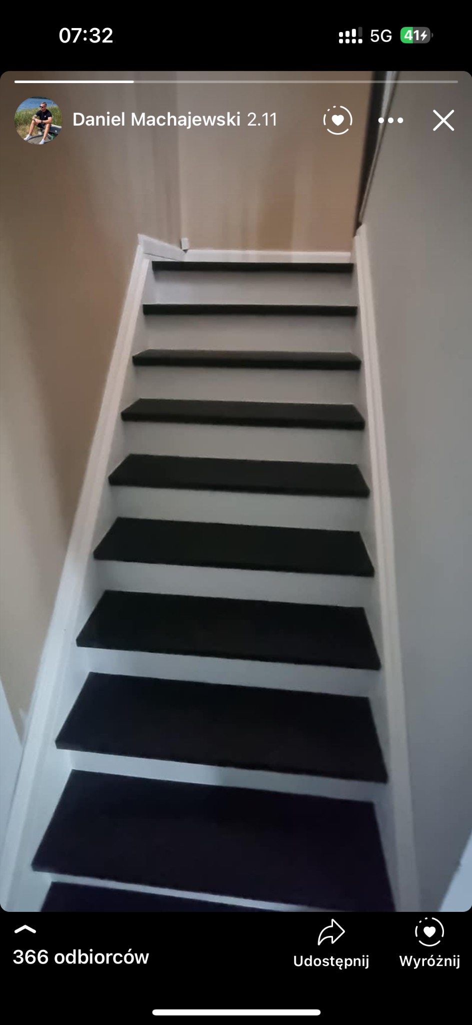 Odnowione schody wewnętrzne z czarnymi stopniami i białymi podstopnicami oraz listwami przypodłogowymi.