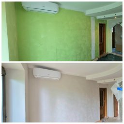 Krystian Miącz USŁUGI REMONTOWE - Porównanie ścian przed i po malowaniu z dekoracyjną fakturą, widoczny klimatyzator Hisense, drzwi drewniane w tle.