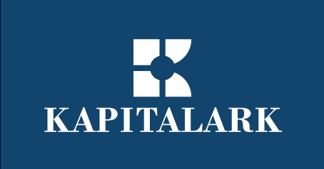 Logo firmy Kapitalark na ciemnoniebieskim tle. Biały napis Kapitalark pod symbolem graficznym, przypominającym literę K utworzoną z kwadratów i koła.