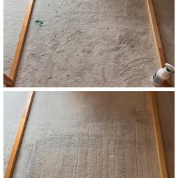 Multi Clean Paweł Sitkowski - Dwa ujęcia tego samego dywanu przed i po czyszczeniu, widoczne różnice w kolorze i usunięte plamy, rama z drewna po bokach, butelka z rozpylaczem w prawym górnym rogu.