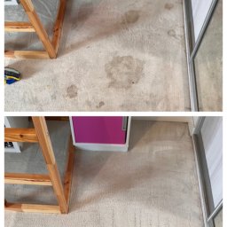 Multi Clean Paweł Sitkowski - Porównanie fragmentu jasnego dywanu przed i po czyszczeniu, widoczne plamy zredukowane, fragment drabinki łóżka piętrowego i szafy z różowym frontem.