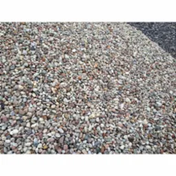 Kopalnia rzeczna: różnokolorowe otoczaki o gładkiej powierzchni, widoczne również ciemniejsze kruszywo w tle.