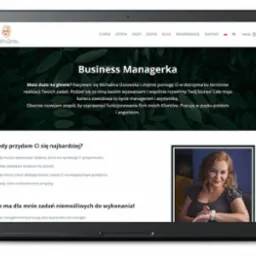 Laptop wyświetla stronę internetową z nagłówkiem 'Business Managerka', tekstem o wsparciu w zarządzaniu i zdjęciem kobiety.
