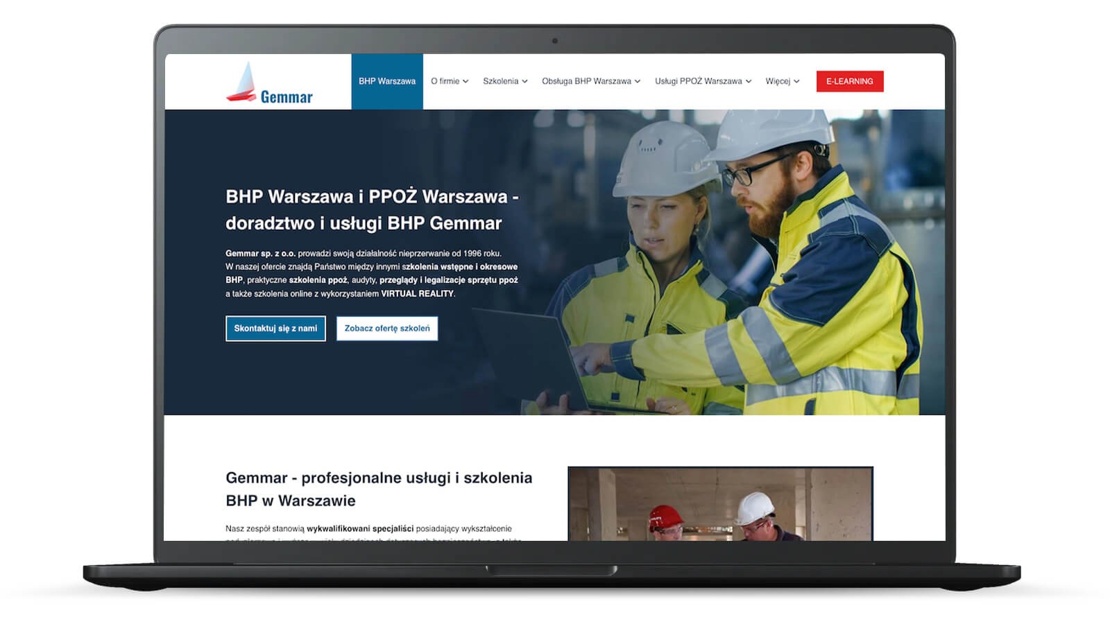 Ekran laptopa wyświetlający stronę internetową firmy Gemmar oferującej usługi BHP i PPOŻ w Warszawie, z dwoma pracownikami w kaskach i odblaskowych kurtkach analizującymi dane na laptopie.