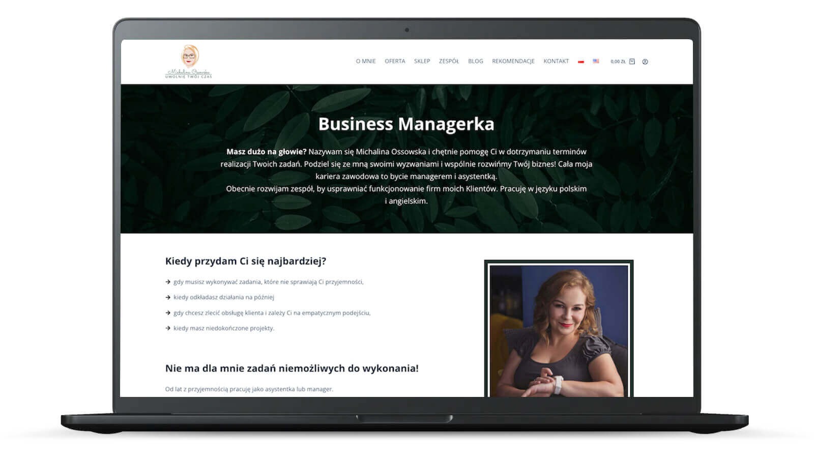 Laptop wyświetla stronę internetową z nagłówkiem 'Business Managerka', tekstem o wsparciu w zarządzaniu i zdjęciem kobiety.