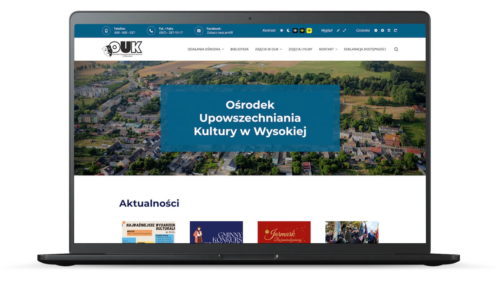 Laptop wyświetlający stronę internetową Ośrodka Upowszechniania Kultury w Wysokiej, prezentującą panoramę miasta i aktualności.