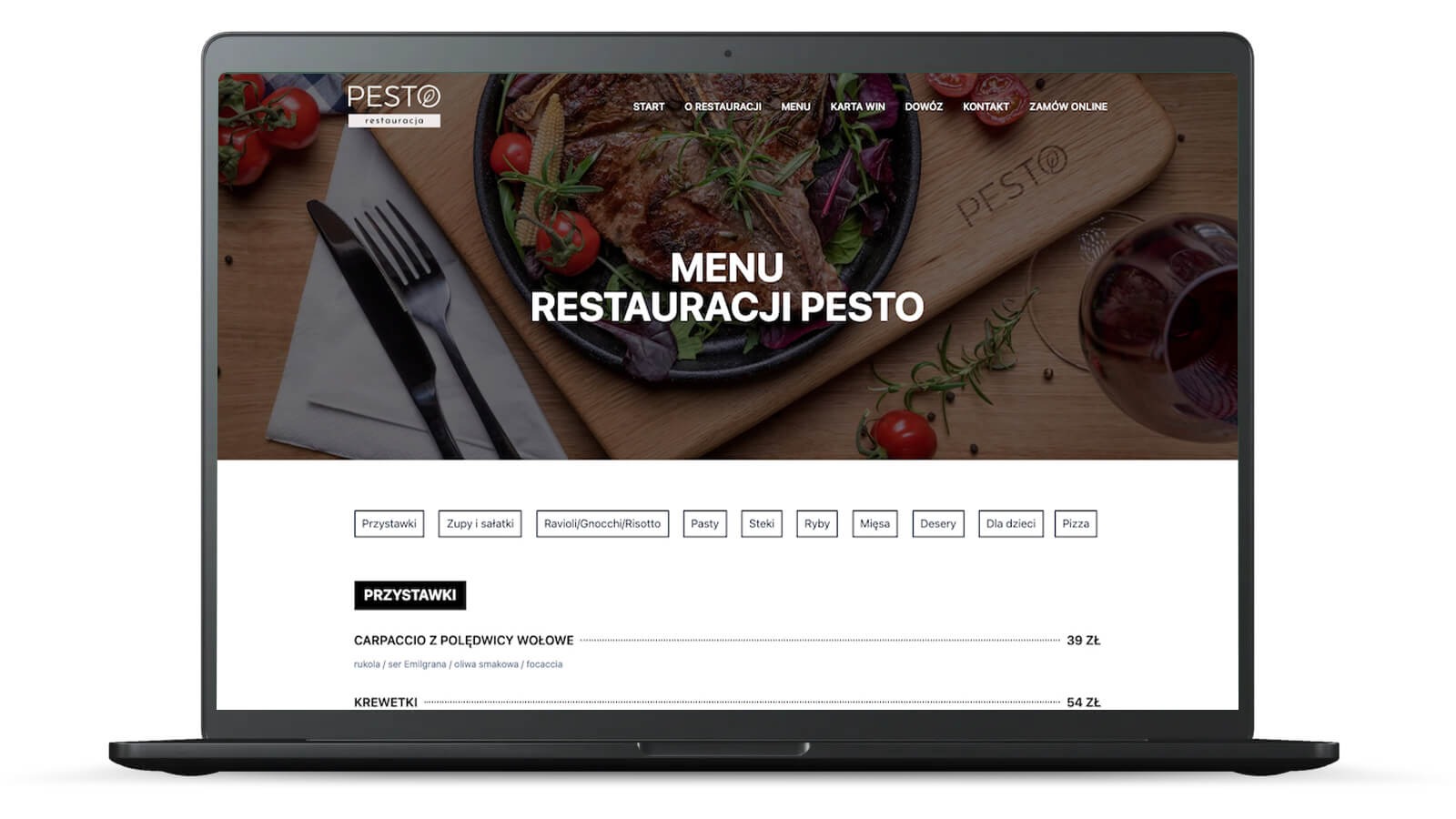 Laptop wyświetlający stronę internetową restauracji Pesto z menu, daniami i logo na tle drewnianej deski z jedzeniem i winem.
