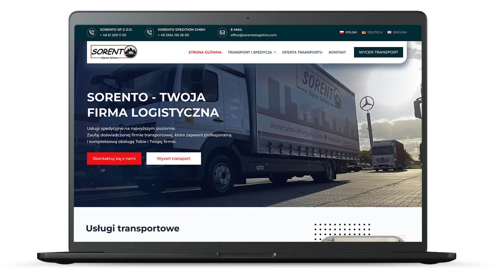 Laptop wyświetlający stronę internetową firmy logistycznej z ciężarówką w tle, widoczne menu nawigacyjne i dane kontaktowe.