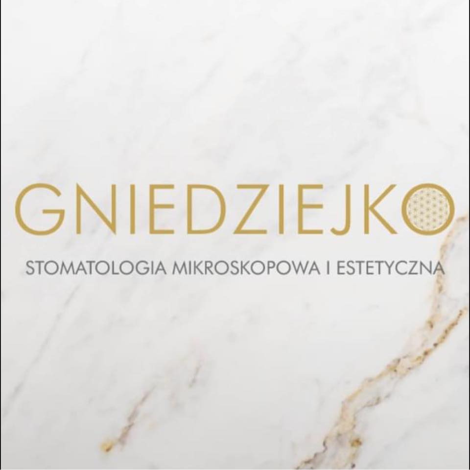 Logo firmy 'Gniedziejko Stomatologia Mikroskopowa i Estetyczna' na tle marmurowej płyty.