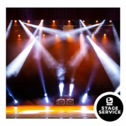 Oświetlona scena z reflektorami i efektami dymnymi, widoczne skrzynie na sprzęt, logo 'Stage Service' w prawym dolnym rogu.