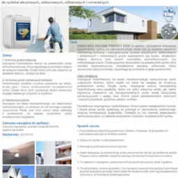 Mężczyzna na rusztowaniu maluje ścianę budynku impregnatem hydrofobowym Nano-Bau Facade Protect h100, widoczny kanister z produktem, budynek w tle.