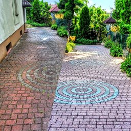 CleanTech - Porównanie stanu kostki brukowej przed i po czyszczeniu, z widocznym podziałem na brudną, czerwoną część z mchem i czystą, fioletowo-szarą z niebieskimi akcentami, na tle zielonego ogrodu z altaną.