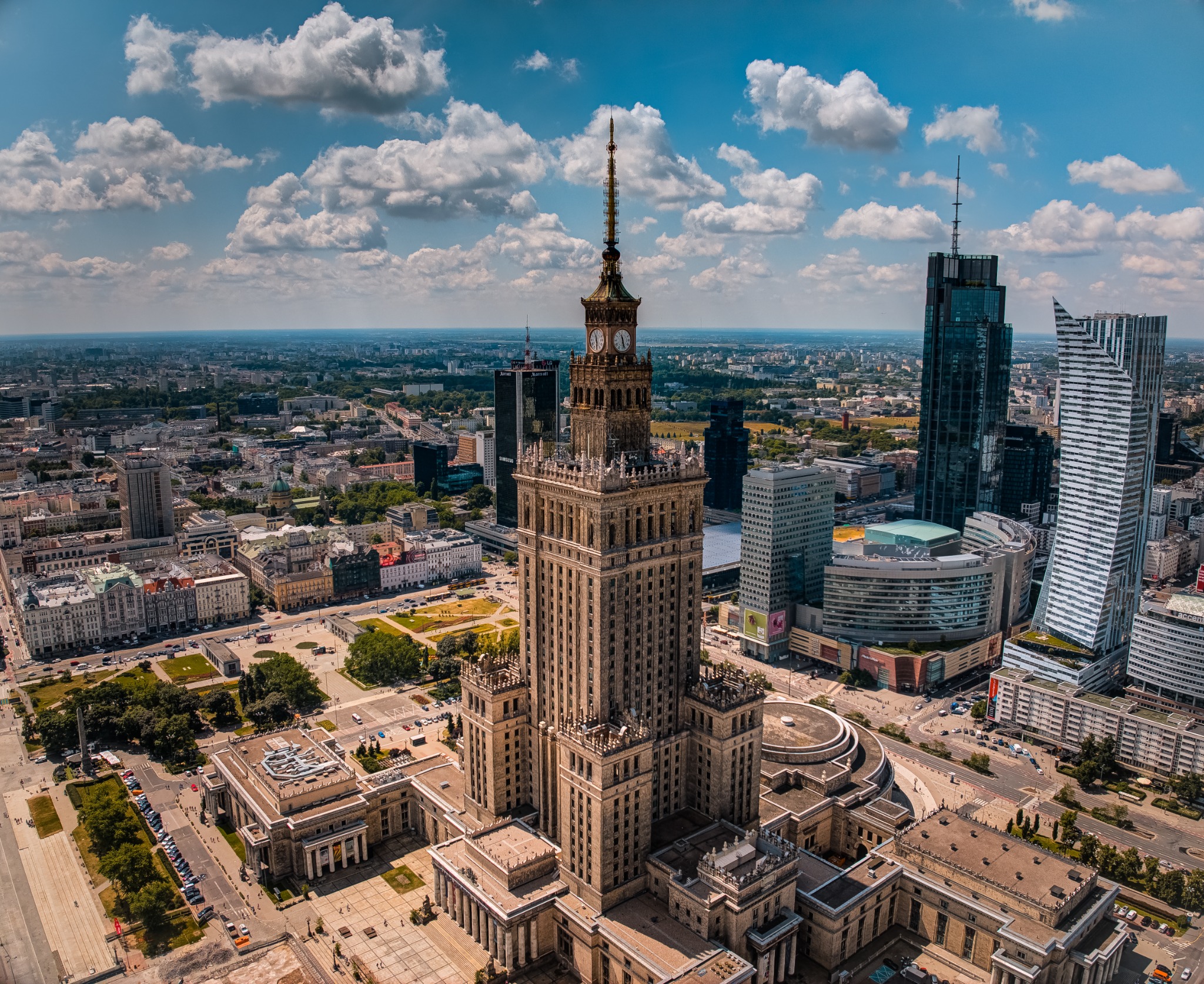 Panorama Warszawy z Pałacem Kultury i Nauki w centrum, widok z lotu ptaka w słoneczny dzień.
