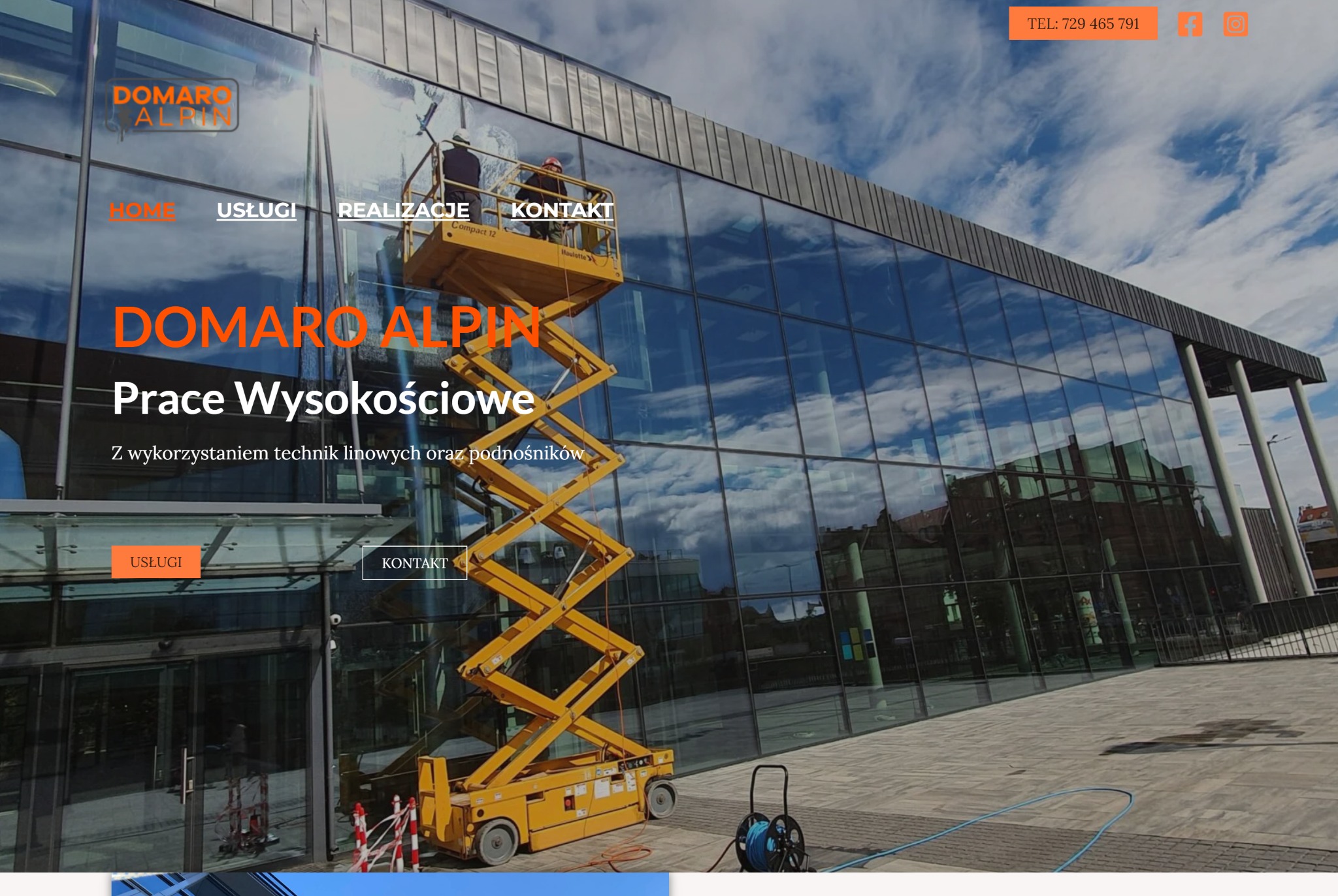 Czyszczenie szklanej fasady biurowca z wykorzystaniem podnośnika koszowego przez dwóch pracowników w kaskach, widoczny sprzęt do mycia okien.