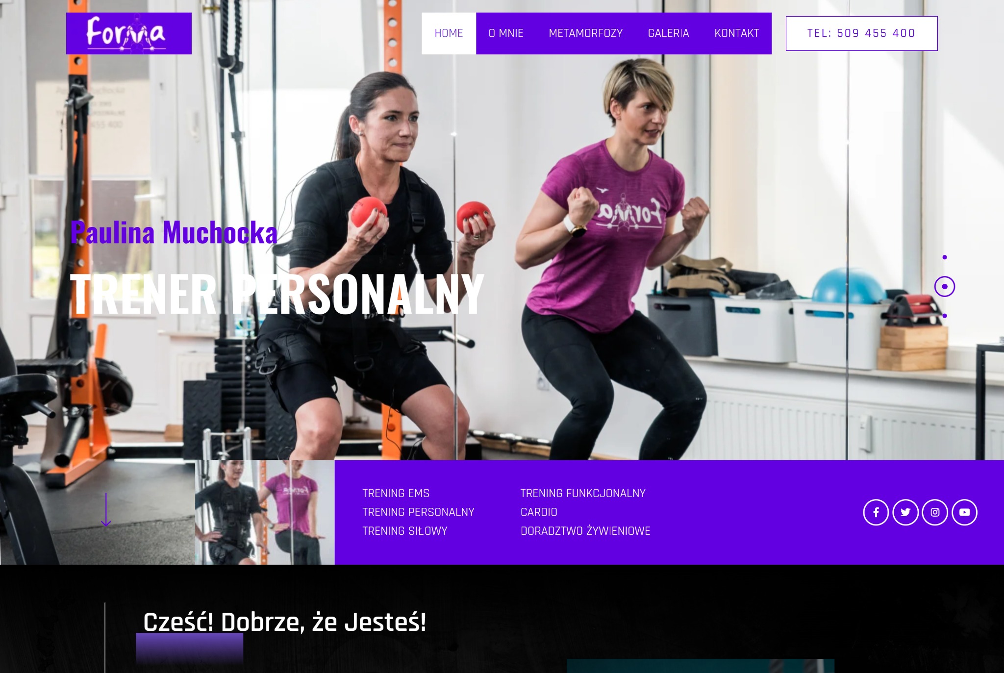 Strona internetowa z dwiema kobietami ćwiczącymi: jedna w kombinezonie EMS trzymająca czerwone piłki, druga wykonująca przysiady w fioletowej koszulce.