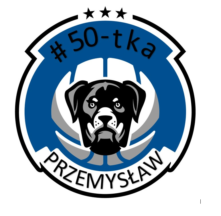 Ilustracja okrągłego logo z psem rasy Rottweiler na tle piłki do koszykówki, z napisem '#50-tka' u góry i 'PRZEMYSŁAW' u dołu, całość w kolorystyce biało-niebieskiej z trzema gwiazdkami.
