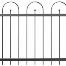 Metalowa furtka ogrodowa z trzema dekoracyjnymi łukami na górze, widoczne mocowania zawiasów i zamek z kulistą gałką, prezentowana na białym tle.