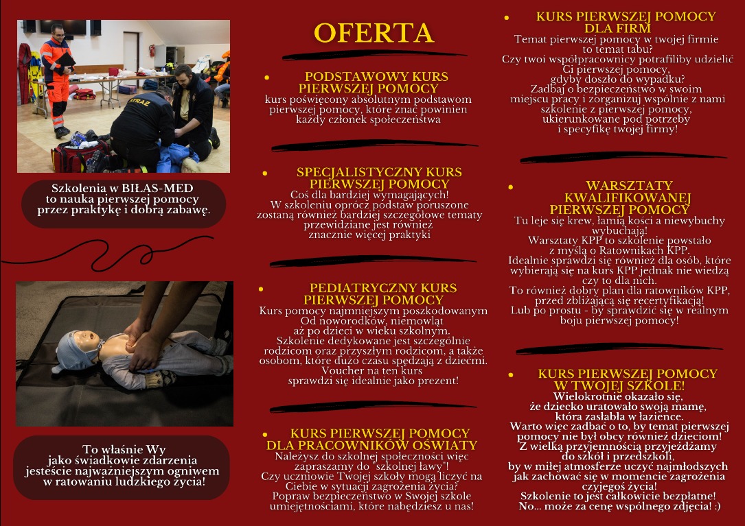 Instruktorzy udzielają pierwszej pomocy na manekinie podczas szkolenia, jeden z nich ma na sobie koszulkę z napisem STRAŻ, w tle widoczny sprzęt ratowniczy