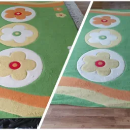 Dywan dziecięcy z motywem kwiatów, widok przed i po czyszczeniu, ukazujący różnicę w kolorach i usunięcie zabrudzeń. Po lewej stronie dywan jest bardziej matowy, a po prawej żywszy.