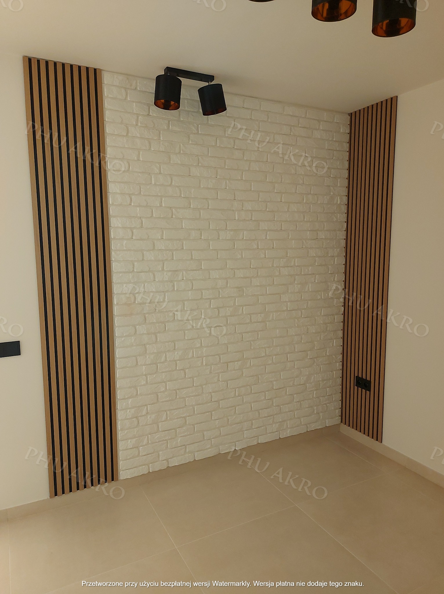 Ściana z dekoracyjną cegłą i panelami lamelowymi w jasnym wnętrzu. Nowoczesne oświetlenie sufitowe. Minimalistyczny design z akcentami drewna.