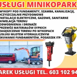 Grafika reklamowa usług minikoparką: pomarańczowa minikoparka Kubota na lawecie za czerwonym busem, młot hydrauliczny i ubijak wibracyjny na białym tle z listą usług.