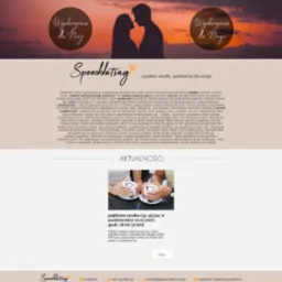 Dwie dłonie trzymające filiżankę kawy z pianką uformowaną w kształt serca, na stole w kawiarni, w tle niewyraźne otoczenie.