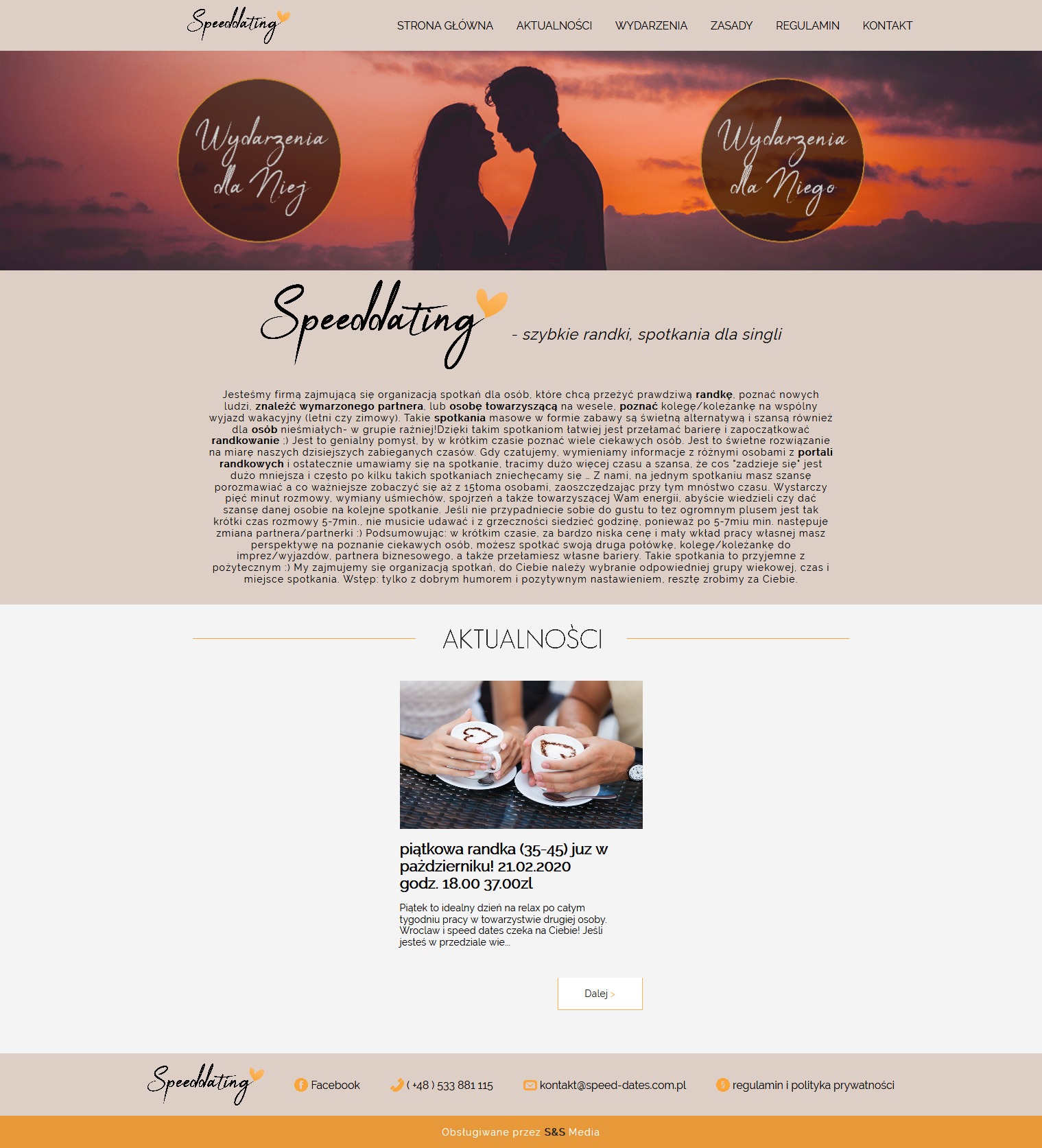 Dwie dłonie trzymające filiżankę kawy z pianką uformowaną w kształt serca, na stole w kawiarni, w tle niewyraźne otoczenie.