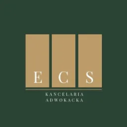 Logo kancelarii adwokackiej ECS na ciemnozielonym tle z trzema złotymi prostokątami i białymi literami.