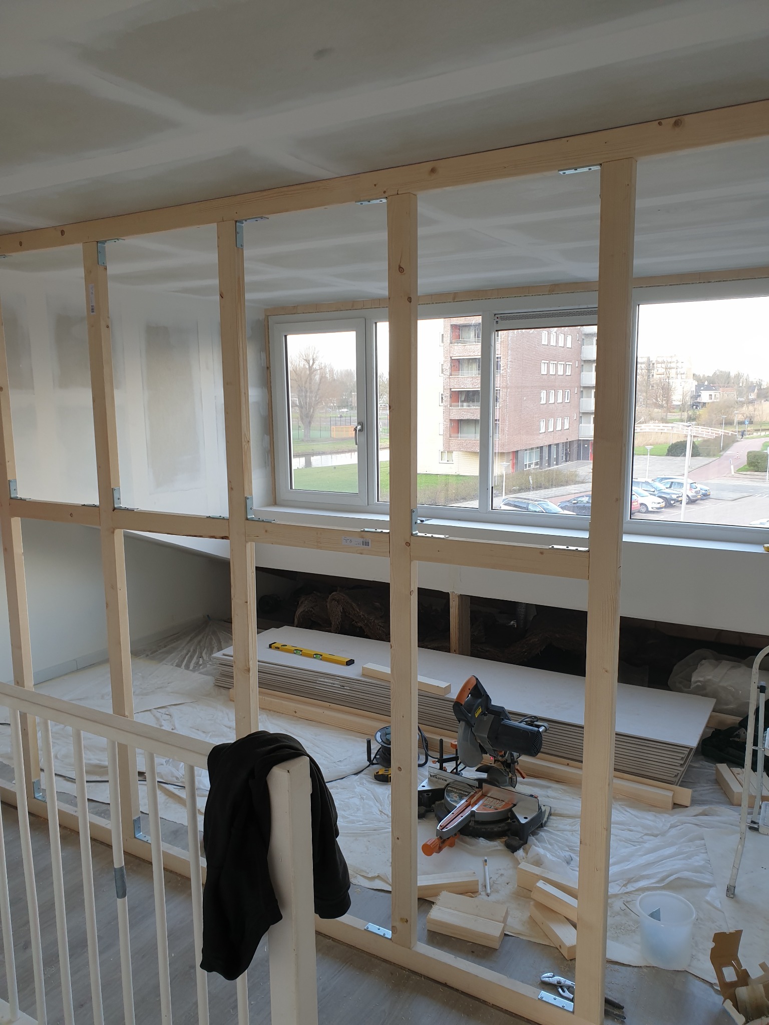 Stawinie ścianki na drewnianym stelażu, szpachlowanie oraz malowanie