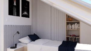 Pokój młodzieżowy na poddaszu z łóżkiem, szafką nocną i regałem. Na ścianie dwa czarno-białe plakaty rakiet kosmicznych. Ściany wykończone pionowymi panelami. Skośny sufit z oknem dachowym.