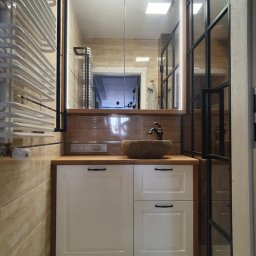 KABINETMEBLE TOMASZ LENCZEWSKI - Nowoczesna łazienka z szafką pod umywalkę z kamienia, lustrem z podświetleniem LED i ścianką działową w stylu loft. Umywalka w formie kamiennej misy.