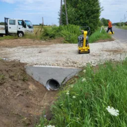 Wykorytowanie,wstawienie rury zasypanie piaskiem,zagęszczanie zasypanie klincem zagęszczanie i mostek gotowy.