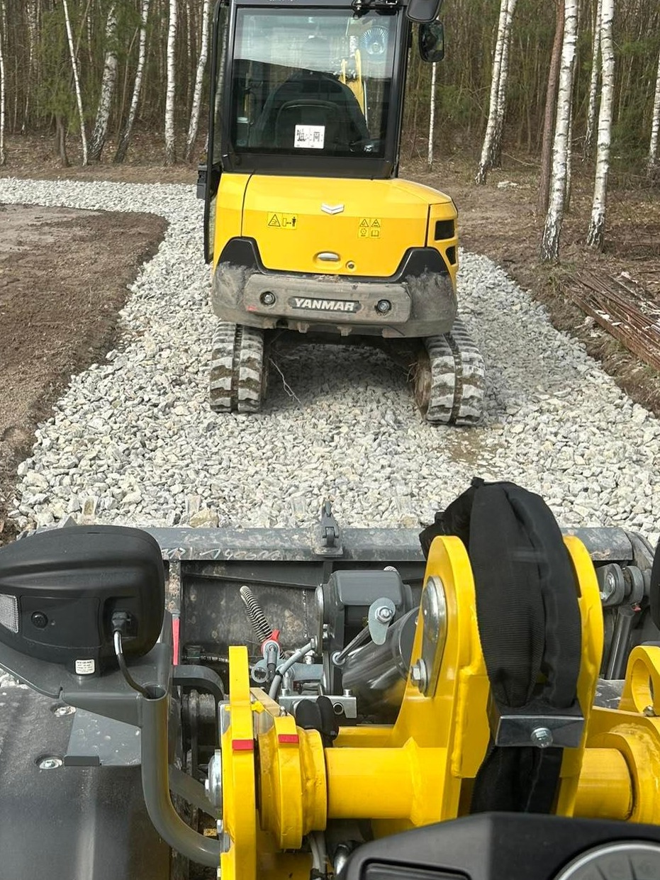 Rozwożenie kamienia i zagęszczanie drogi