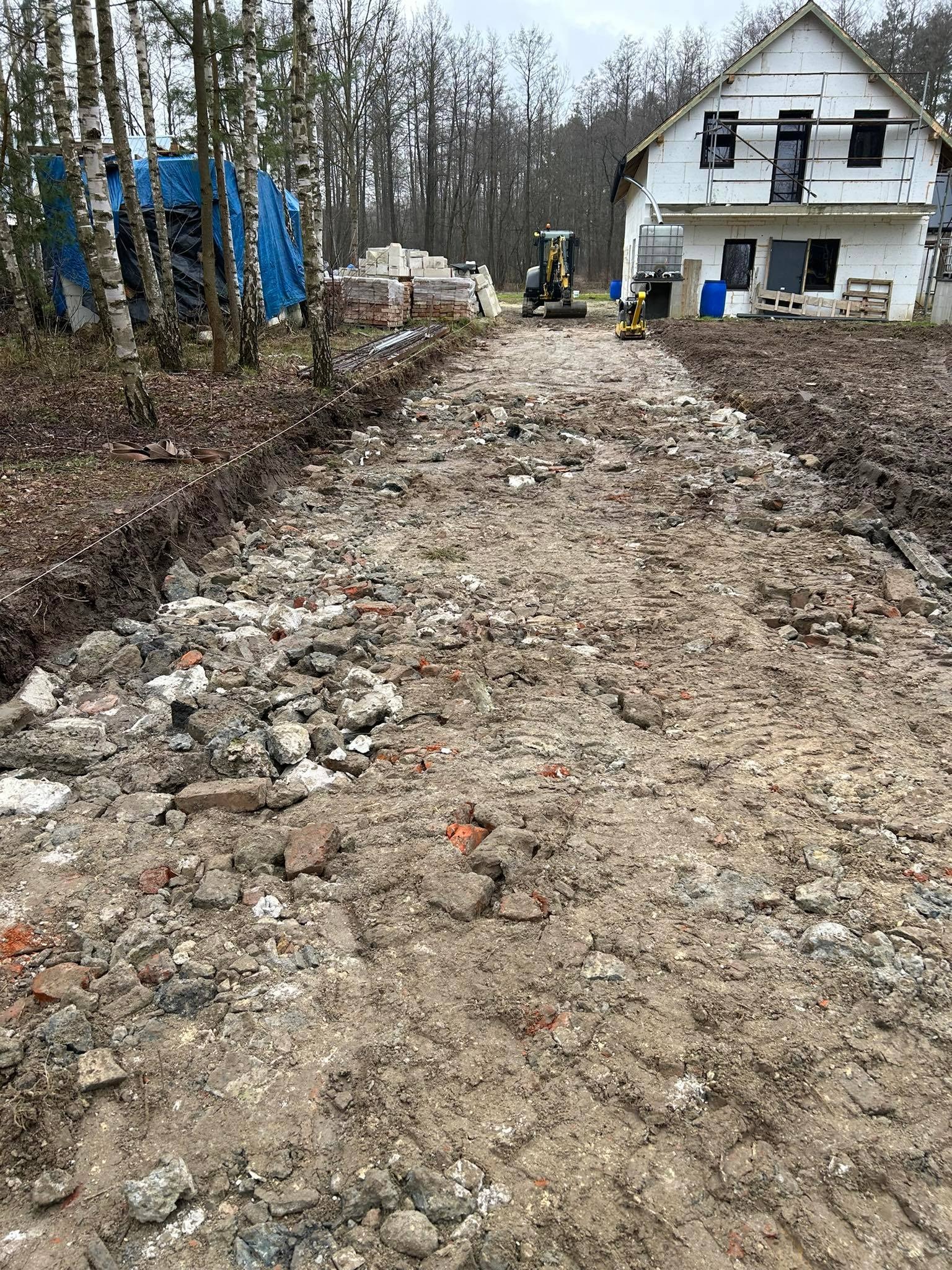 Korytowanie 150m drogi i układanie gruzu