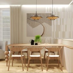 LP Design Studio Projektowe Karolina Paduch - Jasna jadalnia w neutralnych barwach: drewniany stół z krzesłami, minimalistyczne lampy wiszące, dekoracyjna grafika na ścianie i subtelne oświetlenie.