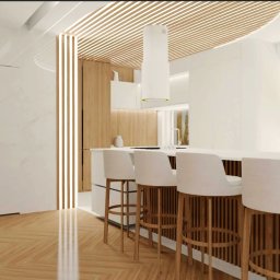 LP Design Studio Projektowe Karolina Paduch - Jasna kuchnia z drewnianymi akcentami: podłoga w jodełkę, lamele na suficie i wyspa z hokerami. Minimalistyczny design, naturalne światło z okna.