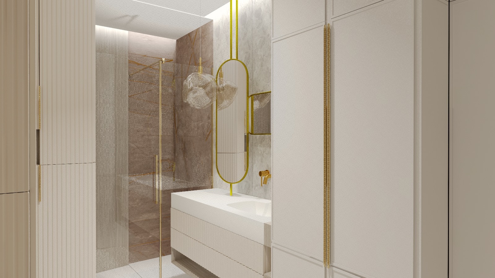 Nowoczesna łazienka z beżowymi szafkami, marmurowymi ścianami, złotymi akcentami i asymetrycznym lustrem wiszącym nad białą umywalką.