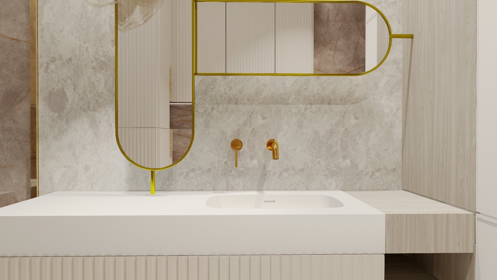 Nowoczesna łazienka z umywalką nablatową, marmurową ścianą, złotymi bateriami i lustrem w złotej ramie o nietypowym kształcie.