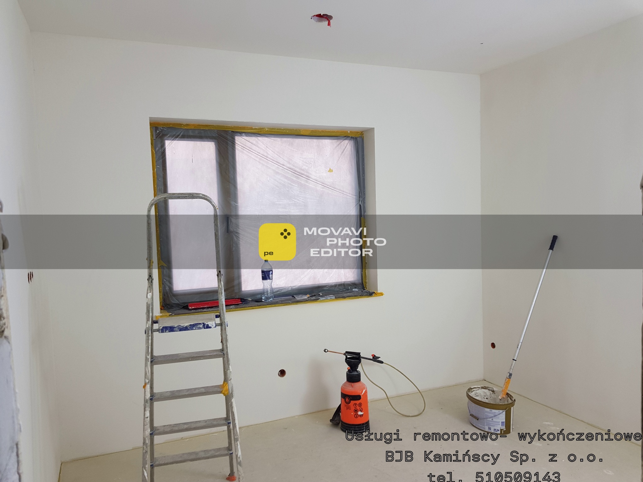 Białe ściany po malowaniu w pokoju z zabezpieczonym oknem, drabina, opryskiwacz i wałek malarski. Widoczne ślady po gniazdkach elektrycznych.
