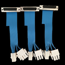 Trzy niebieskie kable telekomunikacyjne zakończone białymi złączami i metalowymi wtykami, równomiernie rozmieszczone na czarnym tle, z widoczną strukturą przewodów w kablach.