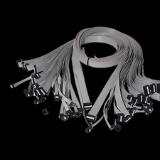 Pęczki szarych kabli taśmowych z czarnymi złączami na końcach, ułożone na czarnym tle.