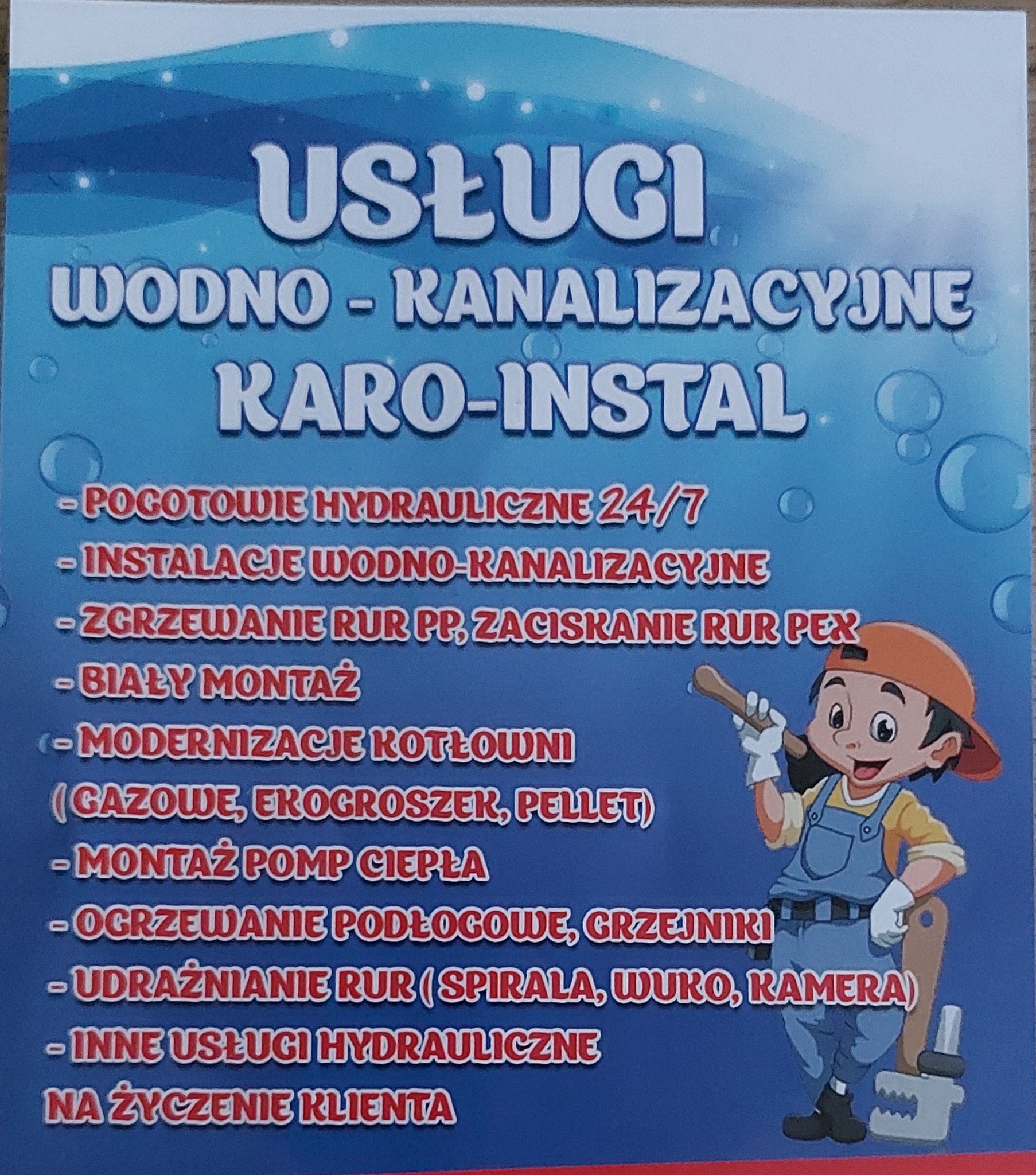 Grafika reklamowa usług wodno-kanalizacyjnych firmy KARO-INSTAL z kreskówkową postacią hydraulika z kluczem francuskim i młotkiem.