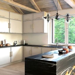 MM-Studio Projektowanie Wnętrz Marcin Martela - Jasna kuchnia z drewnianym stropem, wyspą z czarnego marmuru i dużym oknem z widokiem na zieleń. Minimalistyczne szafki z długimi złotymi uchwytami. Nowoczesny żyrandol.