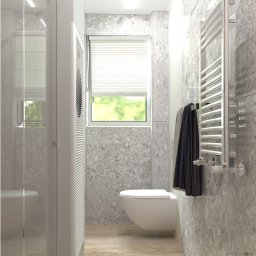 MM-Studio Projektowanie Wnętrz Marcin Martela - Nowoczesna łazienka z marmurowymi ścianami, drewnianą podłogą i grzejnikiem drabinkowym. Widok na toaletę i okno z żaluzjami. Minimalistyczny design i jasne oświetlenie.