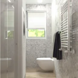 Nowoczesna łazienka z marmurowymi ścianami, drewnianą podłogą i grzejnikiem drabinkowym. Widok na toaletę i okno z żaluzjami. Minimalistyczny design i jasne oświetlenie.