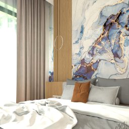 MM-Studio Projektowanie Wnętrz Marcin Martela - Nowoczesna sypialnia z łóżkiem w odcieniach szarości, drewnianymi panelami i abstrakcyjną tapetą w błękitach i złocie. Minimalistyczna lampa wisząca.